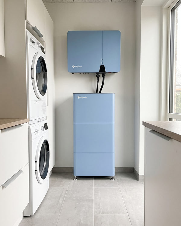 Hjemmebatteri og inverter i et moderne bryggers ved vaskemaskinen