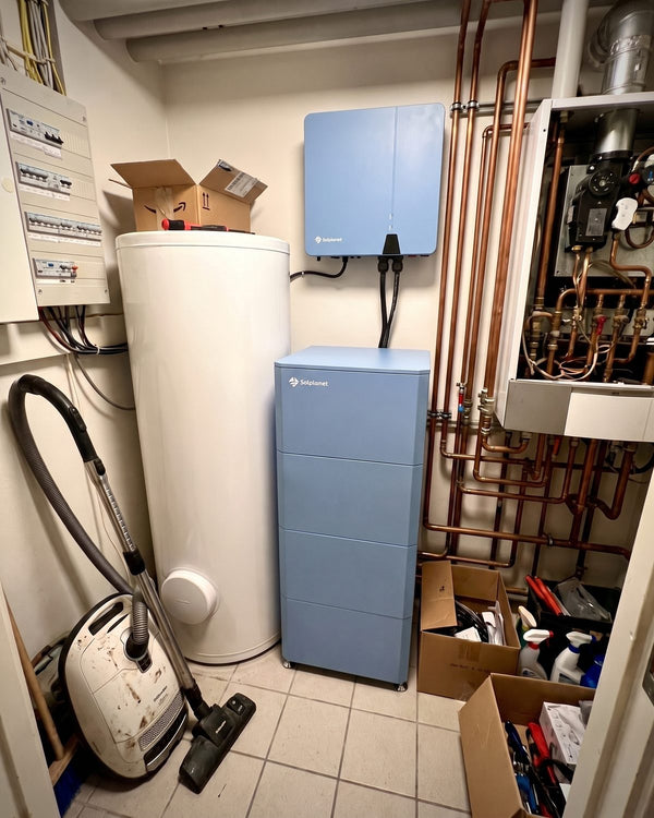 Hjemmebatteri i et lille teknikrum ved fyret