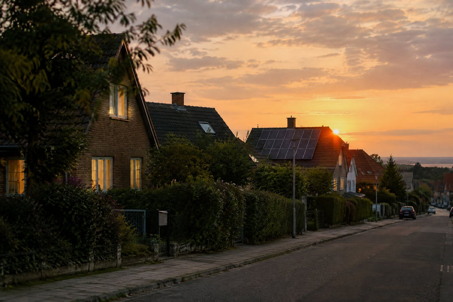 Solbue over dagen, og prisen stiger, når solen går ned