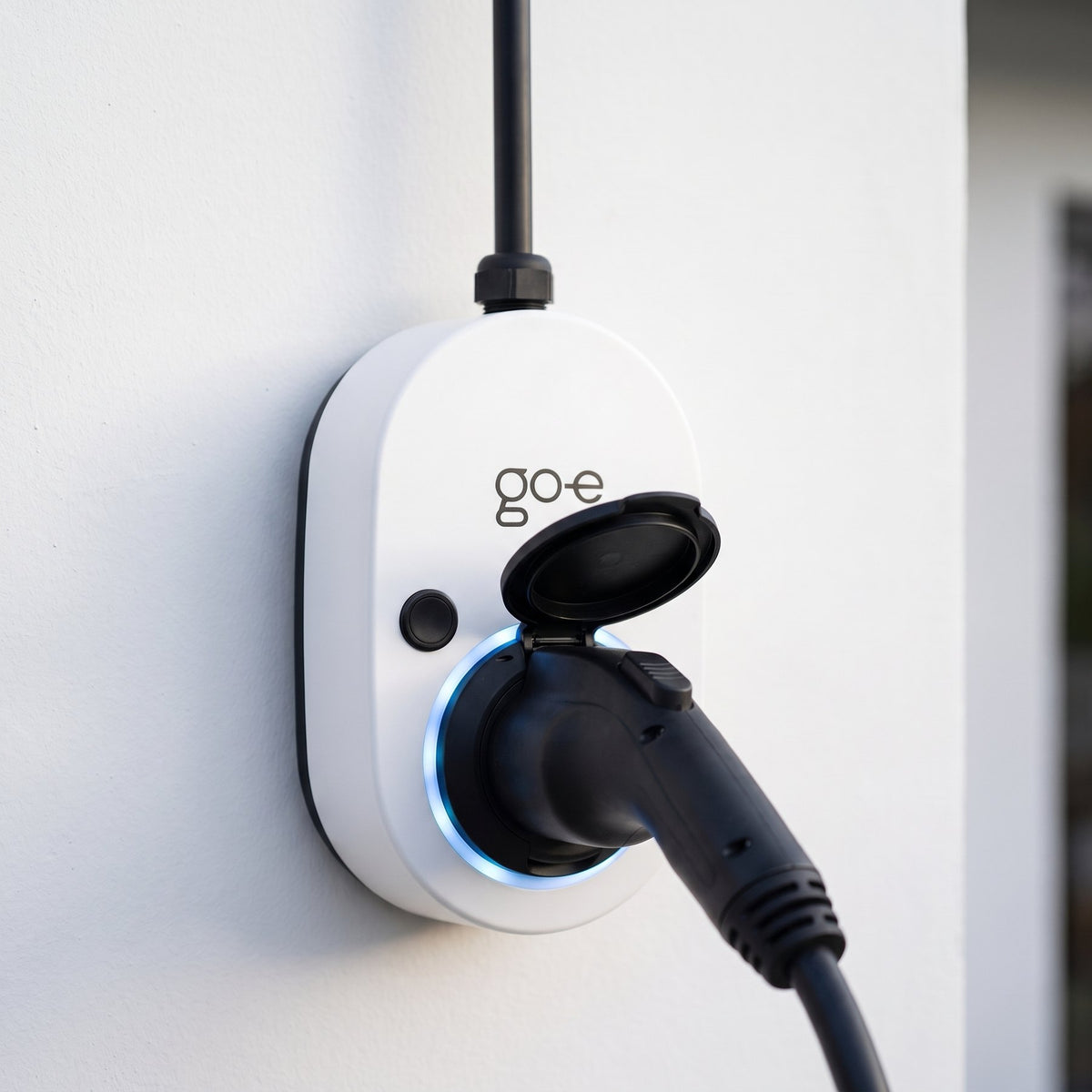 go-e ladeboks med lysende LED-ring under opladning