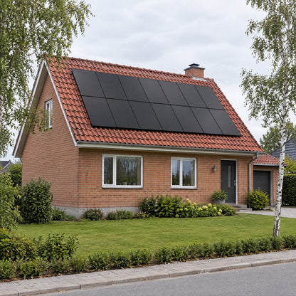 Sorte JA Solar-paneler på et rødt tegltag på et dansk parcelhus (AI-genereret illustration)
